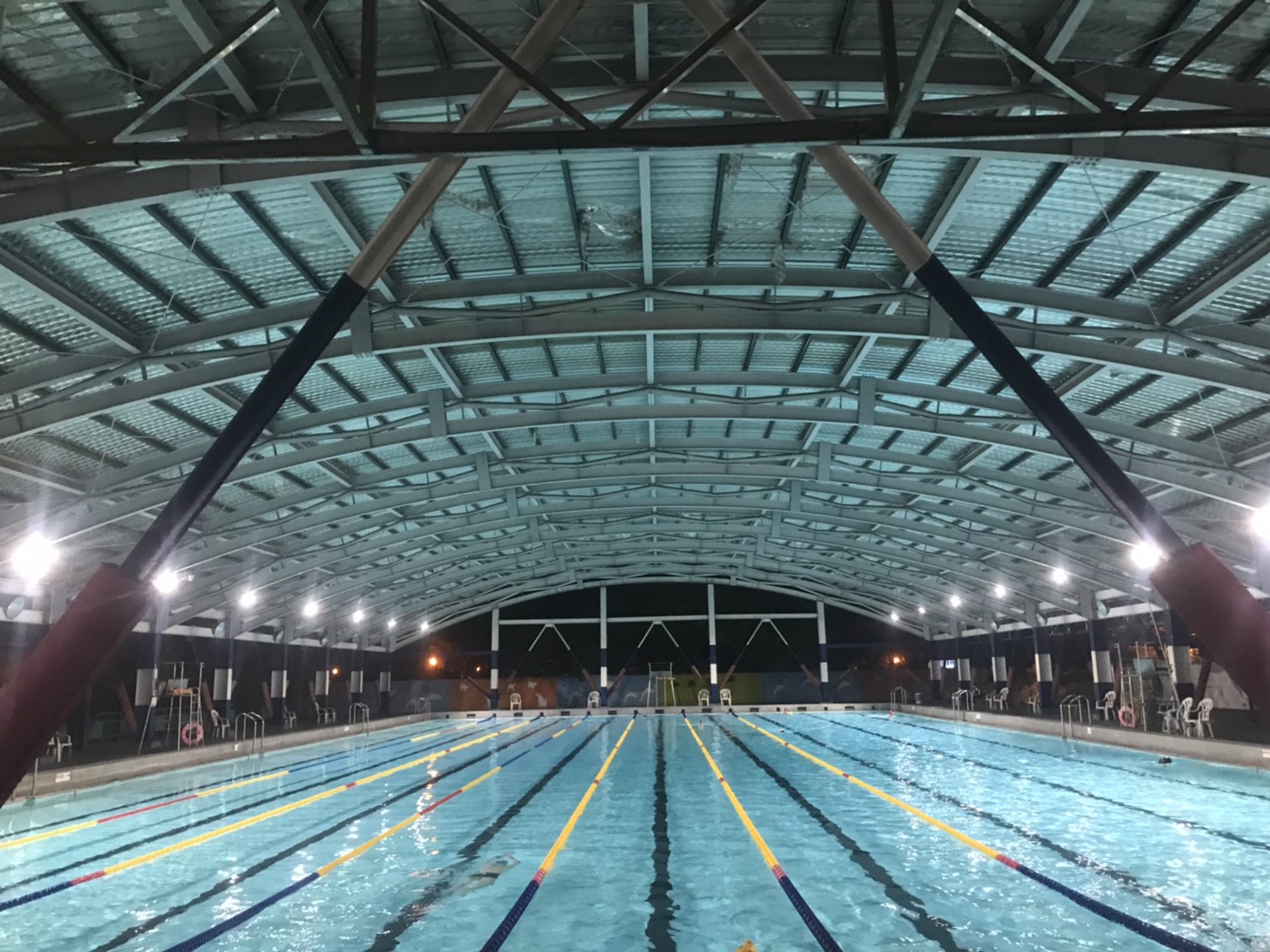 高雄前鎮游泳池採用拓普照明的自由光LED燈具，成功改善照明