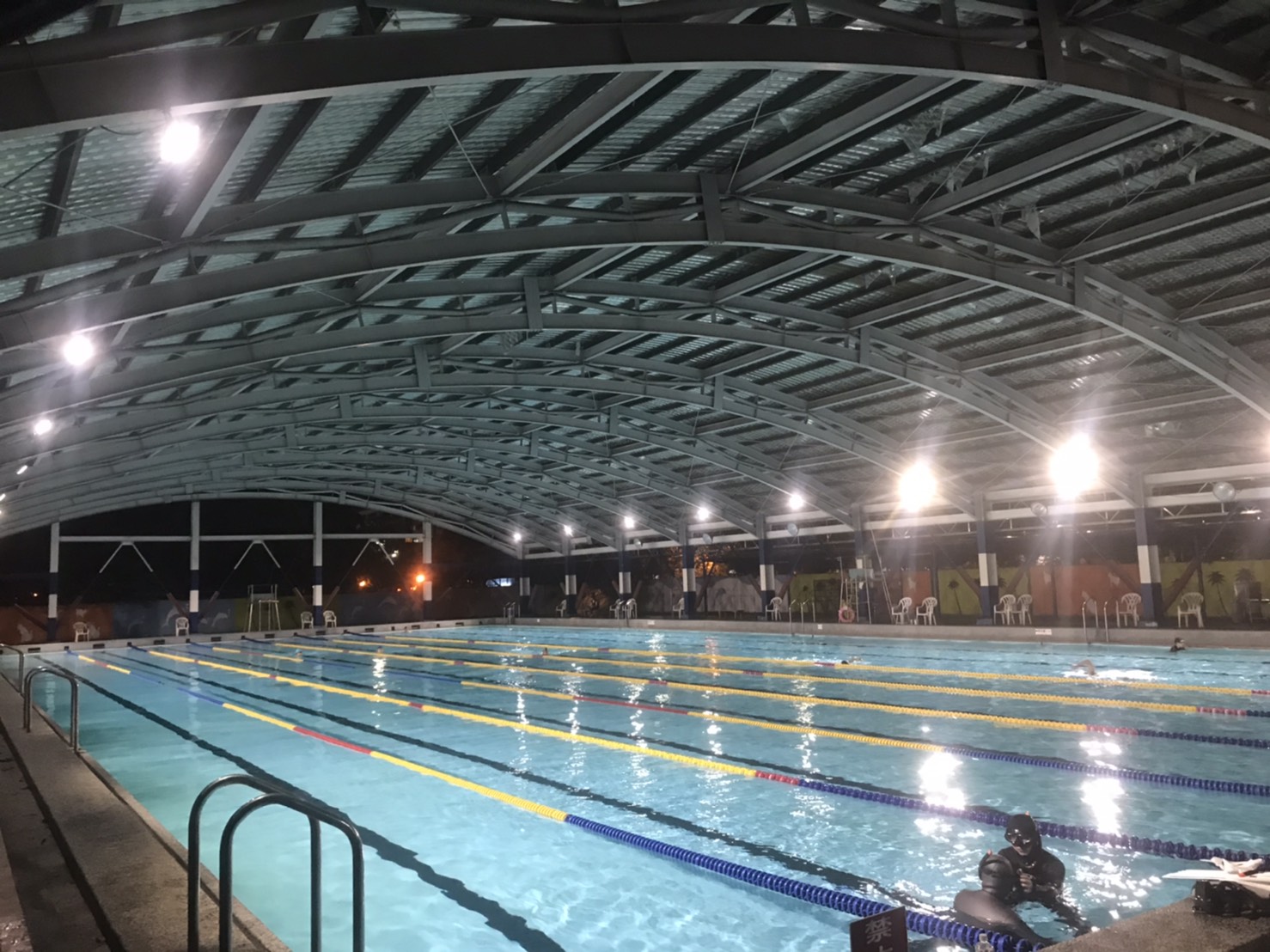 高雄前鎮游泳池採用拓普照明的自由光LED燈具，成功改善照明